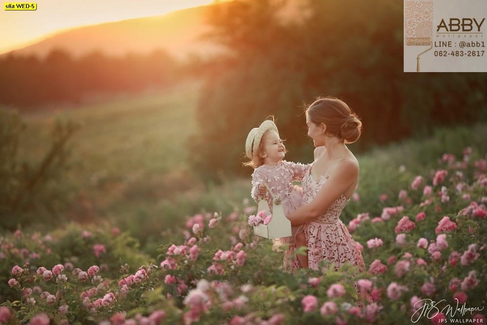 ภาพงานแต่งหญิงสาวกับเด็กเล็กในทุ่งดอกไม้